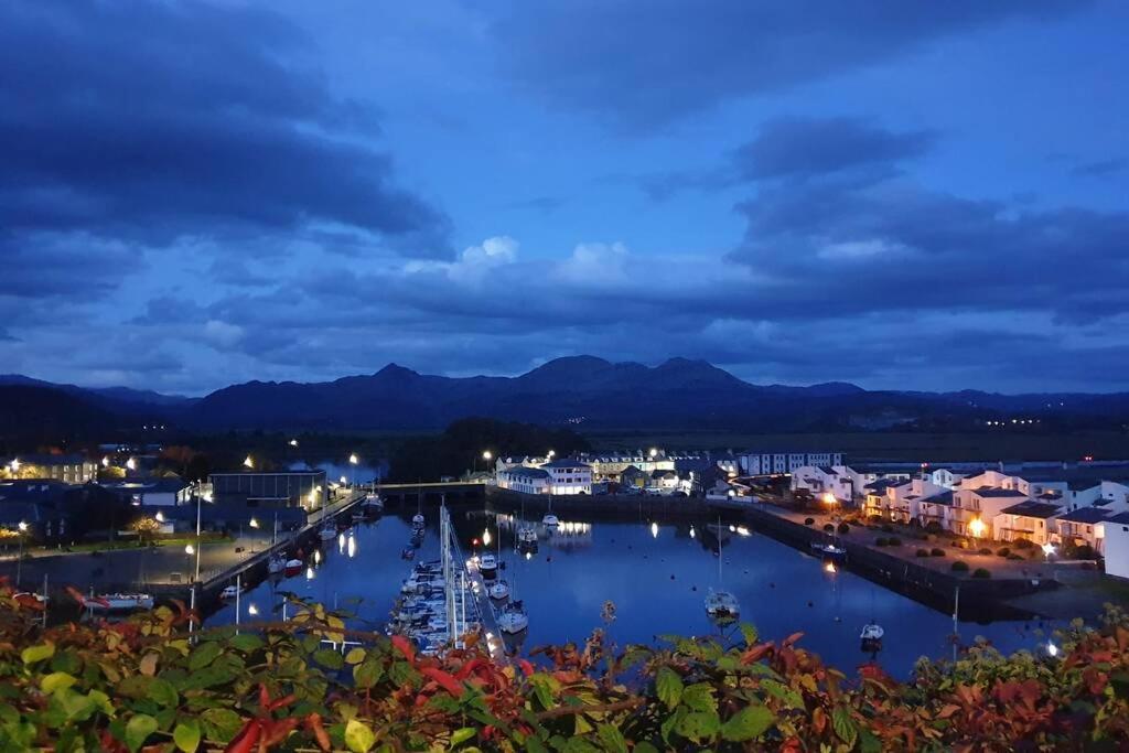 Porthmadog Harbour Town - High Street Apartment. エクステリア 写真